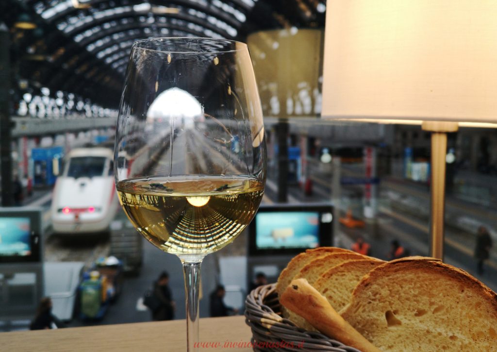Calice di vino vista stazione Centrale Obicà Milano